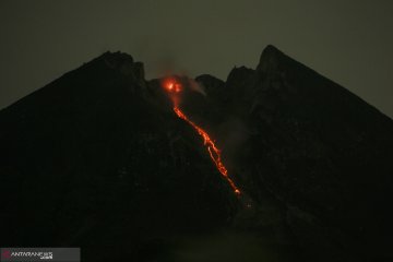 Gunung Merapi dua kali luncurkan guguran lava