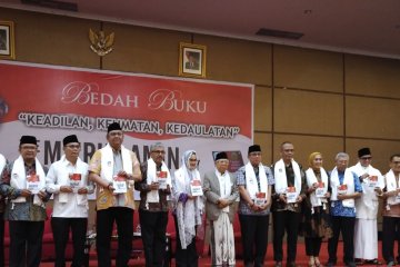 Ma'ruf Amin berikan buku dan sorban kepada tokoh di Sumbar