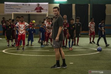 Latihan sepak bola dengan legenda Liverpool