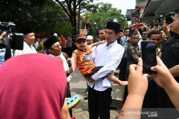 Reni terharu Rafi Ahmad Fauzi digendong Presiden Jokowi