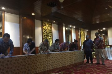 Panelis dan moderator debat capres kedua tandatangani pakta integritas