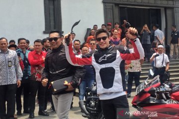 Ridwan Kamil beri Marc Marquez hadiah kujang