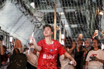 Butet main bulu tangkis di ketinggian 17.500 kaki