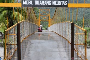Pembangunan jembatan gantung daerah terpencil