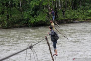 Jembatan gantung putus, warga kesulitan transportasi