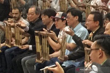 Marc Marquez belajar main angklung