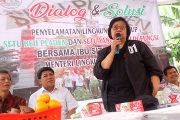 Menteri LHK dialog dengan warga sekitar situ di Depok