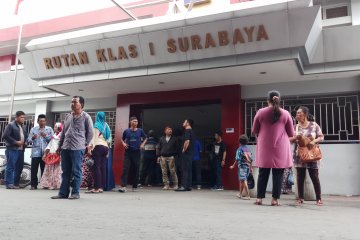 Separuh penghuni Rutan Surabaya "overstaying"