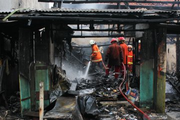 Pasar Kilometer di kawasan Tanjung Perak Surabaya terbakar