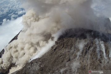 Guguran awan panas kembali diluncurkan Gunung Merapi