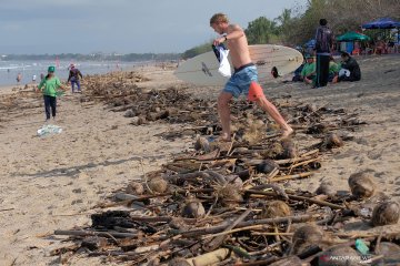 Sampah memenuhi Pantai Kuta