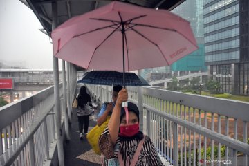 Waspada hujan disertai petir dan angin di Jakarta saat siang-sore