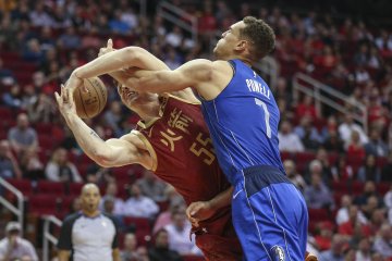 NBA : Houston Rockets melawan Dallas Mavericks