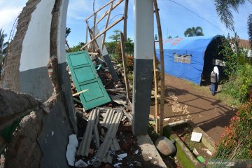 Dampak angin kencang, ribuan rumah di Jember-Lumajang alami padam listrik