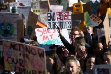 Murid sekolah di Inggris demo pelajaran perubahan iklim