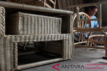 Kerajinan kursi berbahan rotan