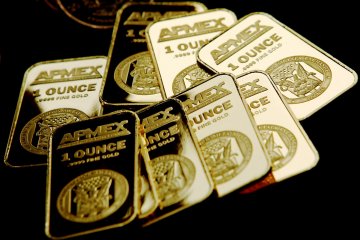Harga emas naik tajam, dipicu data ekonomi negatif dan pelemahan dolar