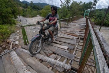 Jembatan gantung rusak