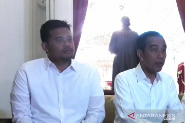 Bobby dampingi Jokowi di debat kedua