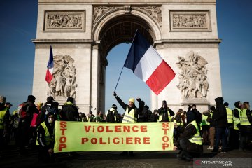 Warga Paris bersih-bersih setelah kekacauan di Champs Elysees