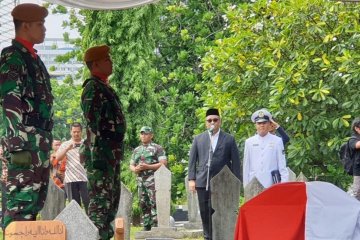 Sejumlah menteri era Soeharto hadiri pemakaman Nani Soedarsono
