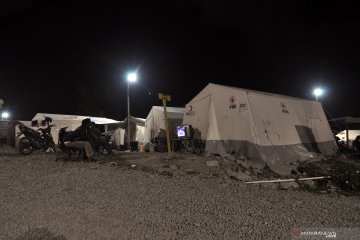 Suasana nonton debat capres di kamp pengungsi gempa Palu