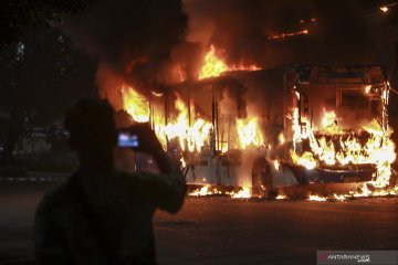 Bus Transjakarta terbakar di Pasar Baru