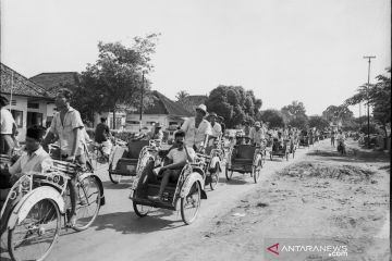 Bandung Baheula 1958: "Isteri Gubernur" dan isteri Gubernur di kantor polisi