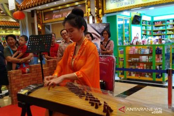 Alat musik Gu Zheng ramaikan Festival Pecinan di Glodok