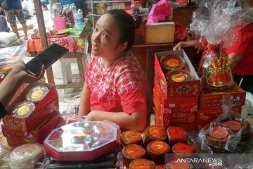 Pedagang sajikan Kue Bulan dan Kerak Telor tandai budaya Tionghoa-Betawi bersatu