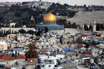 Rakyat Palestina shalat di luar masjid Al-Aqsha untuk protes penutupan