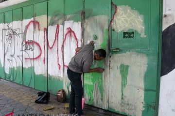 Membersihkan coretan