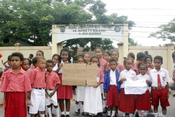 Siswa SD di Kota Sorong unjuk rasa menuntut dibukanya palang sekolah