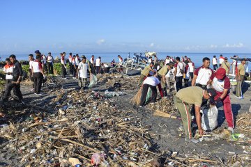 Ratusan orang punguti sampah pantai Ujung Pandaran