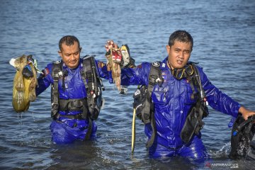 Aksi bersih pantai di Mataram