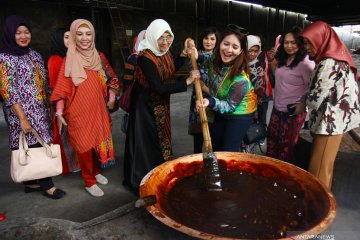Ibu Bhayangkari se -Indonesia kunjungi pabrik dodol