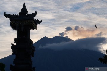 Gunung Agung kembali erupsi