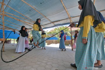 Siswa masih belajar di tenda darurat