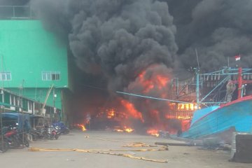 Kapal nelayan di Pelabuhan Muara Baru terbakar