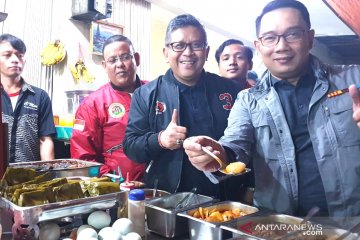 Hasto Kristiyanto-Ridwan Kamil bertemu di warung makan bicarakan pipres