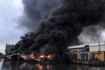 Kebakaran kapal di Muara Baru