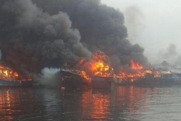 Suara ledakan terdengar dari kapal yang terbakar di Muara Baru