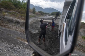 Pascabanjir Sungai Palu, warga  kembali menambang  pasir