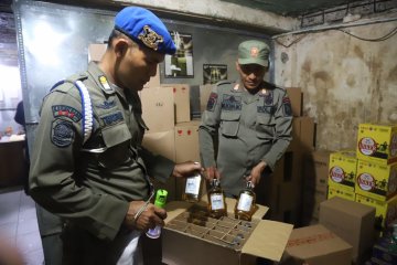 Petugas gabungan Kabupaten Garut bongkar kios penjual miras di atas trotoar