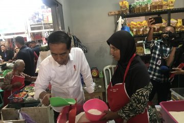 Jokowi mampir ke Pasar Limbangan Cilacap beli beras