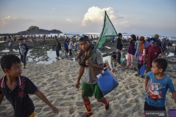 Sampah di lokasi Festival "Bau Nyale" dibersihkan kolaborasi ACT-MRI