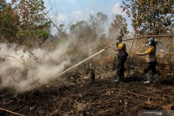 Pemadaman kebakaran lahan gambut di Pekanbaru