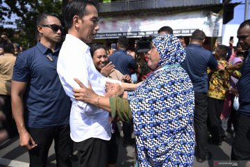 Presiden Jokowi serahkan bansos PKH