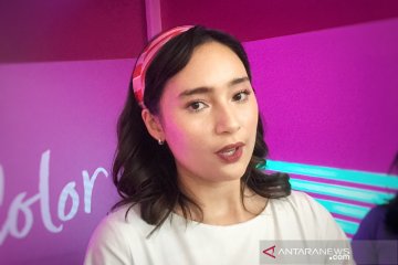 Tatjana Saphira paling tidak bisa ketinggalan lipstik