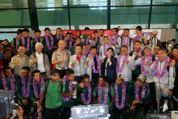 Tiba di Tanah Air, Timnas U-22 disambut dengan kalungan bunga